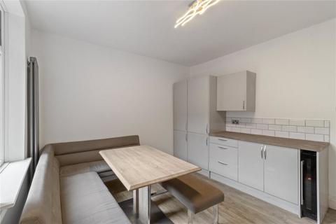 3 bedroom end of terrace house to rent, Byrom Street, Hale