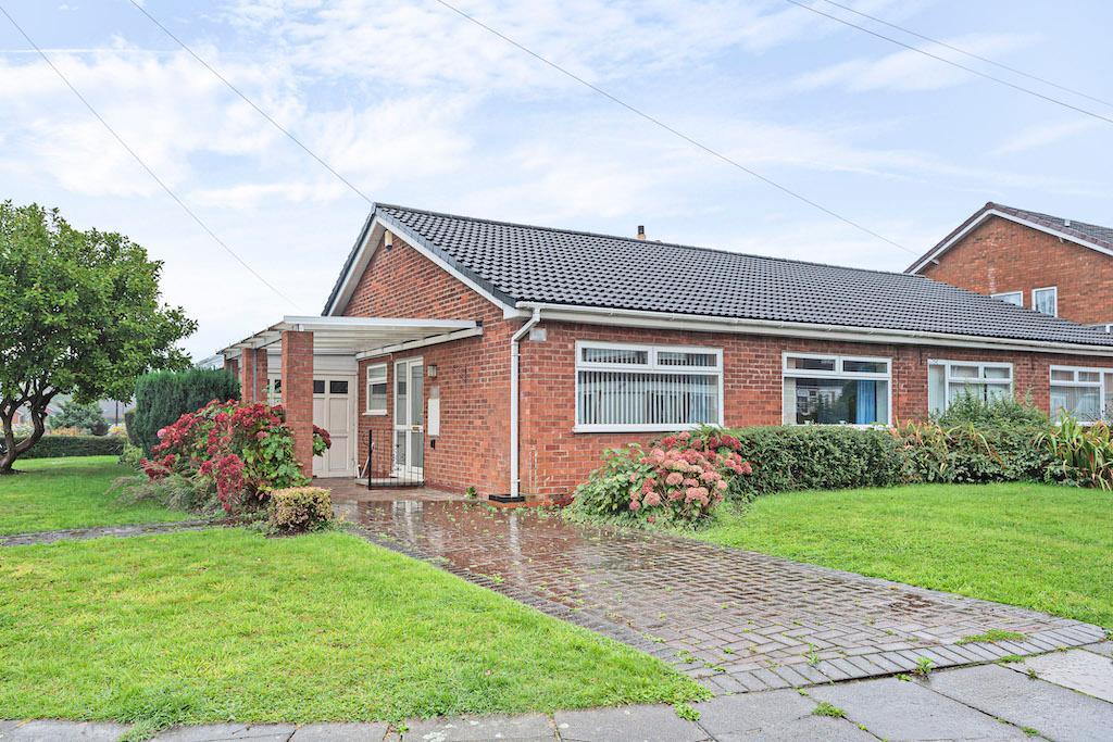 Hilltop Drive, Hodge Hill, Birmingham, West Midlands, B36 8JX 2 bed