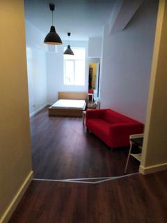 Studio to rent, Flat 6, City Gate