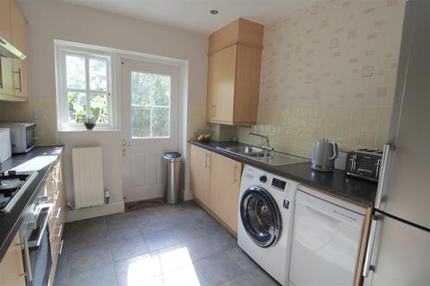 3 bedroom semi-detached house to rent, Fletcher Way, Haywards Heath, RH16