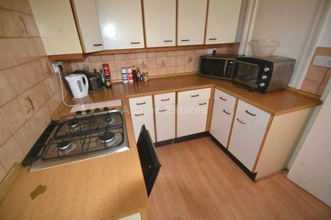 1 bedroom in a house share to rent, Basingstoke Road, Reading