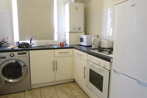 2 bedroom flat share to rent, Maple Road, Winton, Bournemouth