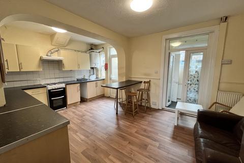 5 bedroom terraced house to rent, Milner Road, Coombe Road