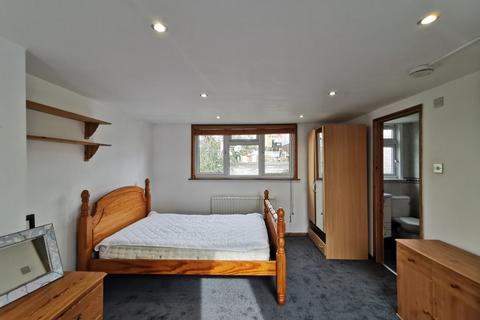 5 bedroom terraced house to rent, Milner Road, Coombe Road