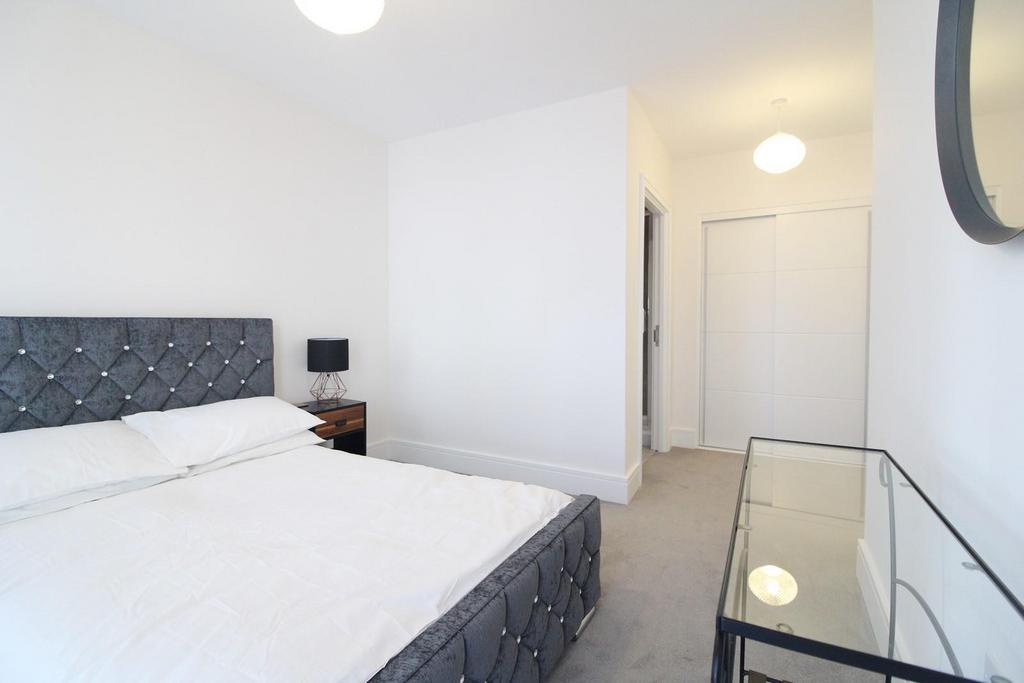 Apartment in Reading, Southcote - View 5