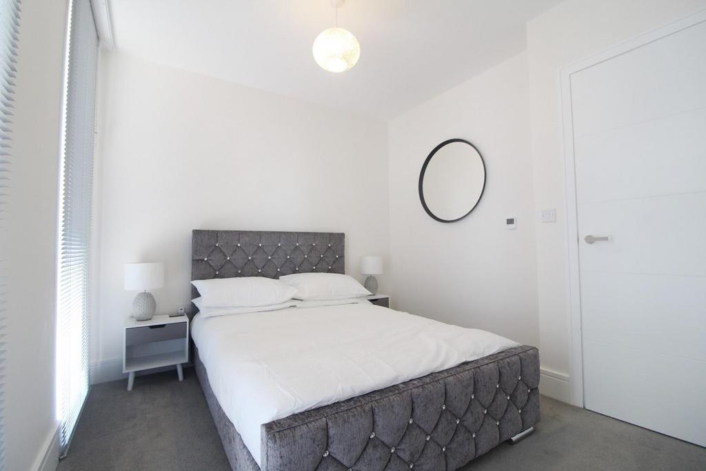 Apartment in Reading, Southcote - View 6