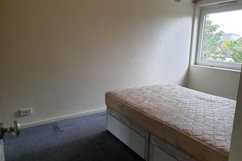 3 bedroom house share to rent - Double Room to Rent in Worcester Road, Sutton
