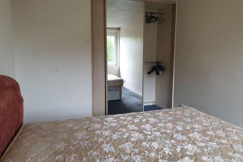3 bedroom house share to rent - Double Room to Rent in Worcester Road, Sutton