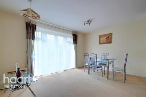 2 bedroom flat to rent, Roland House, ME15