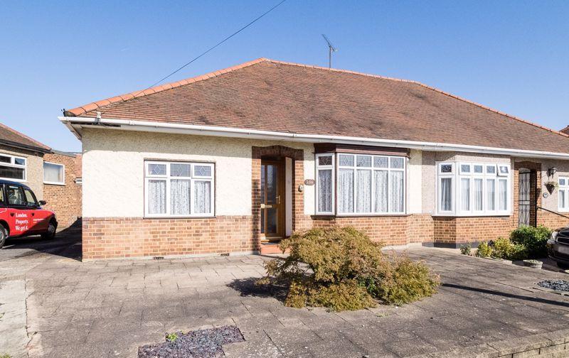 Pettits Lane North, Rise Park, Romford 2 bed semi-detached bungalow - £ ...