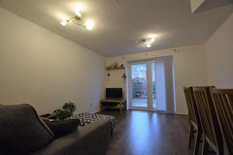 2 bedroom semi-detached house to rent, Oakwood Mews, Worksop