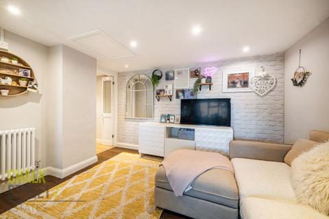 3 bedroom maisonette for sale, Slewins Lane, Hornchurch, RM11