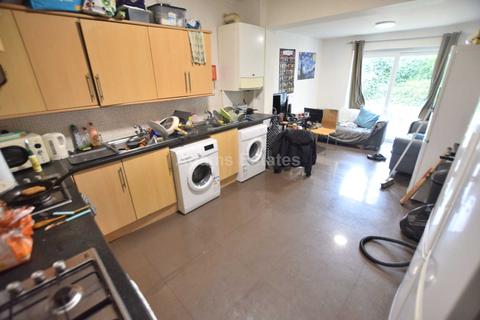 7 bedroom end of terrace house to rent - Addington Road, Reading