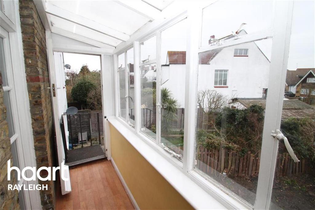 HIGHCLIFF DRIVE, LEIGHONSEA 1 bed flat £800 pcm (£185 pw)