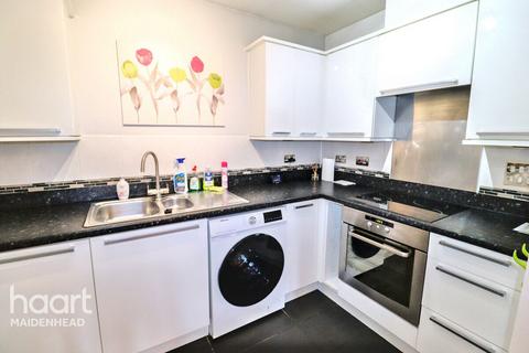 2 bedroom apartment to rent, Eaton Avenue, Slough