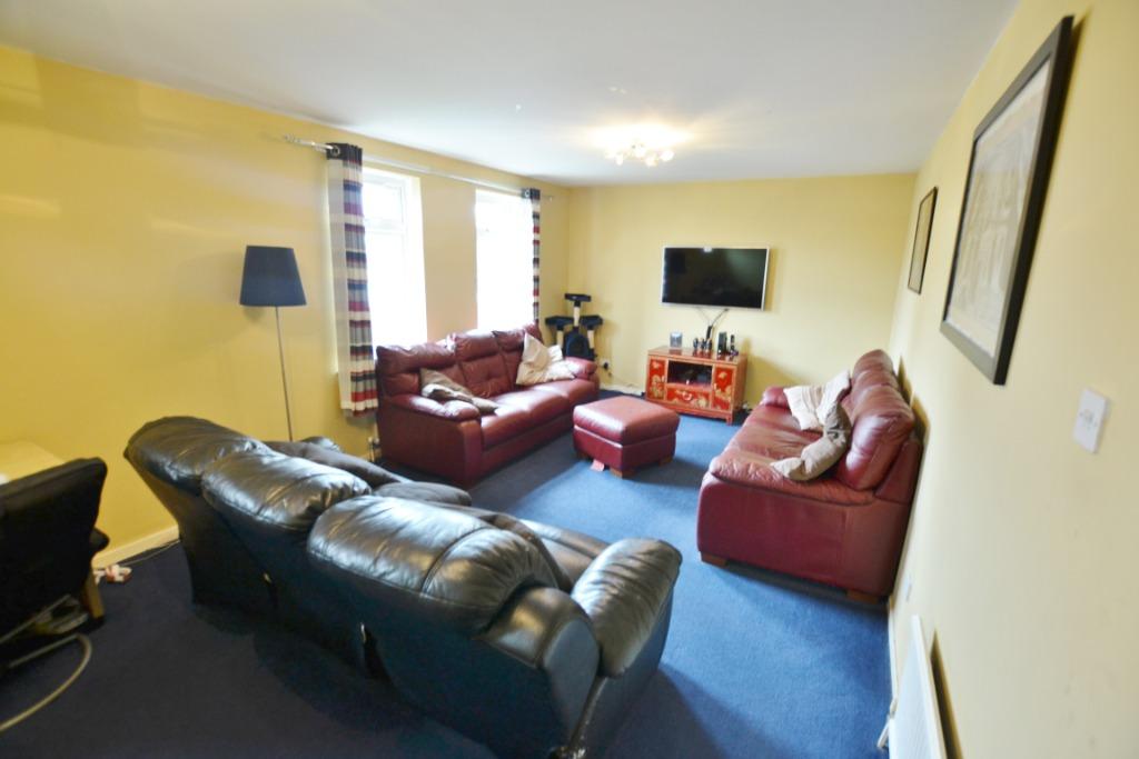 Gateside, Girdle Toll, Irvine, North Ayrshire, KA11 1BL 3 bed terraced house £83,000