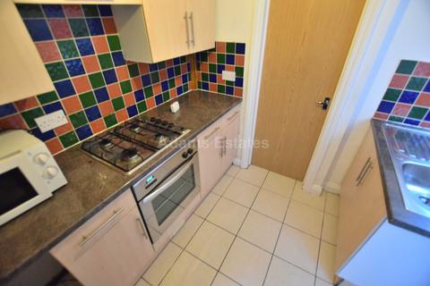 4 bedroom terraced house to rent, Brighton Road, Reading