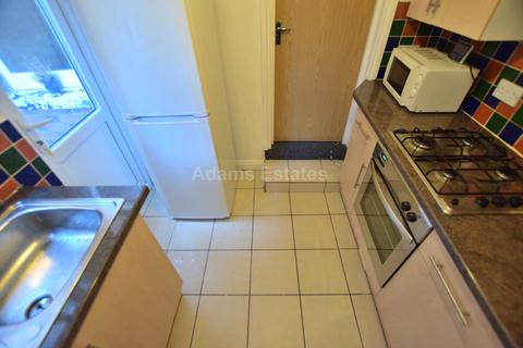 4 bedroom terraced house to rent, Brighton Road, Reading