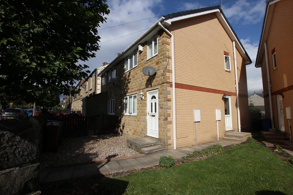 Shaw Lane, Barnsley 3 bed semidetached house £550 pcm (£127 pw)