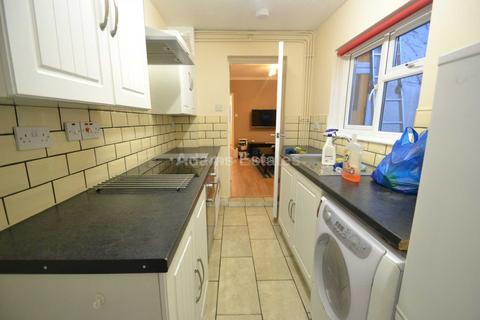 3 bedroom terraced house to rent, Amity Road, Reading