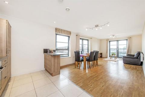 2 bedroom apartment to rent, Commercial Road, E14