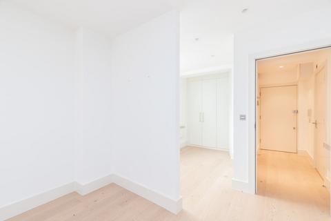 Studio to rent, Lexington Street, Soho W1