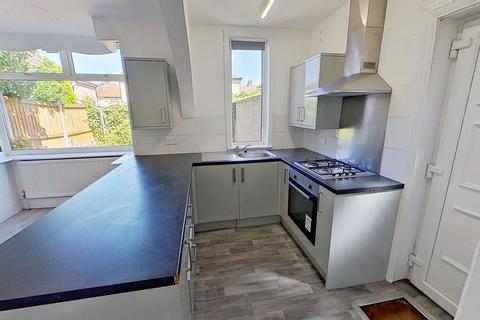3 bedroom semi-detached house to rent, Wrose Mount, Bradford BD18