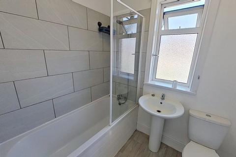 3 bedroom semi-detached house to rent, Wrose Mount, Bradford BD18