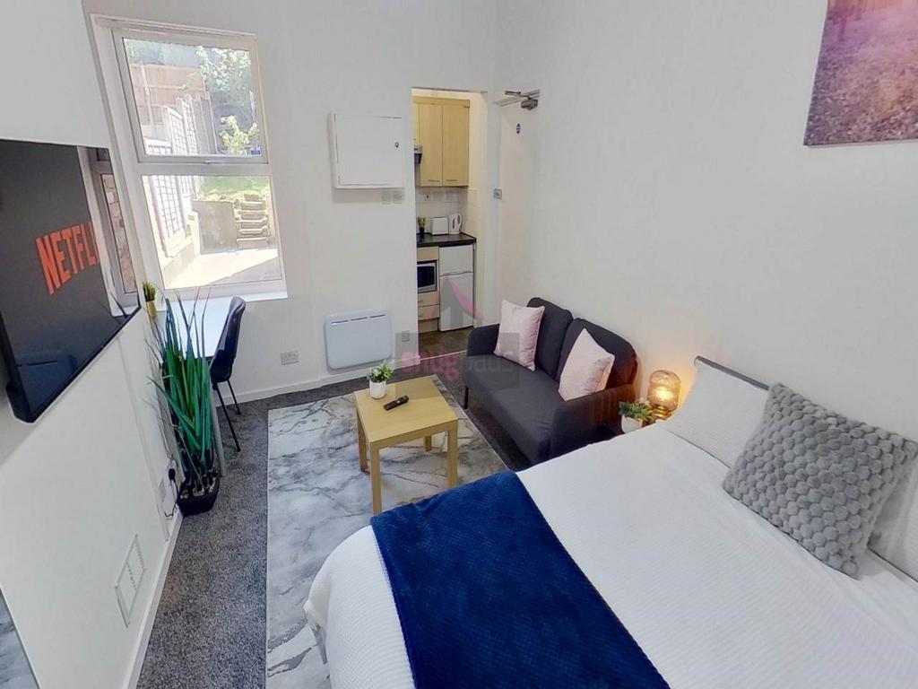 Apartment in Salford, Greater Manchester - View 3
