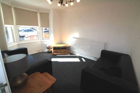 3 bedroom terraced house to rent, Grange Avenue, Reading