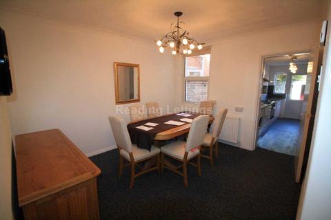 3 bedroom terraced house to rent, Grange Avenue, Reading