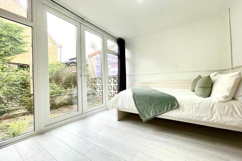 1 bedroom in a house share to rent, The Green, Stratford, London E15