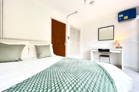 1 bedroom in a house share to rent, The Green, Stratford, London E15