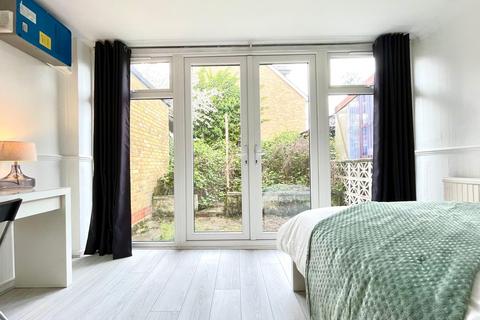 1 bedroom in a house share to rent, The Green, Stratford, London E15