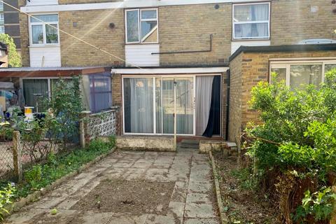 1 bedroom in a house share to rent, The Green, Stratford, London E15