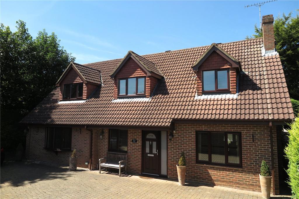 Wings Close, Upper Hale, Farnham, GU9 4 bed detached house £1,850 pcm