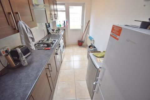 5 bedroom semi-detached house to rent, Ennerdale Road, Reading