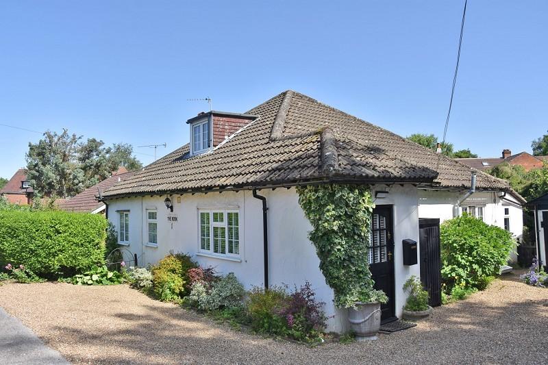 Chapel Road, Tadworth, Surrey. KT20 3 bed detached house £600,000