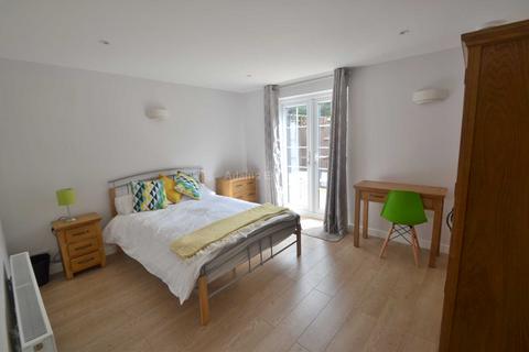 5 bedroom terraced house to rent, Benyon Court, Bath Road
