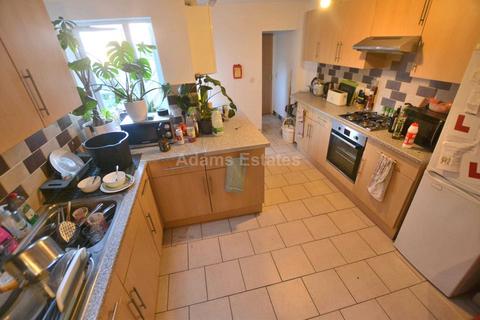 6 bedroom terraced house to rent, Brighton Road, Reading, England