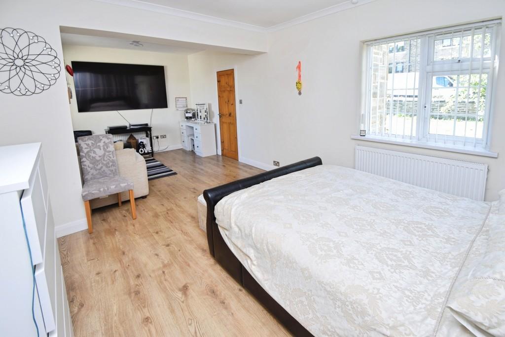 88ee1e58-Bedroom 203