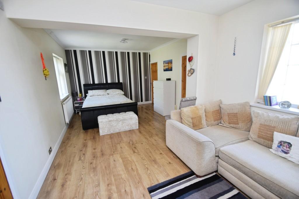 Ab26defb-Bedroom 204