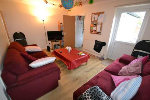 5 bedroom end of terrace house to rent, Blenheim Gardens, Reading