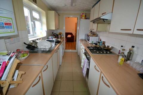 5 bedroom end of terrace house to rent, Blenheim Gardens, Reading