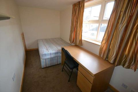 5 bedroom end of terrace house to rent, Blenheim Gardens, Reading