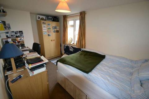 5 bedroom end of terrace house to rent, Blenheim Gardens, Reading