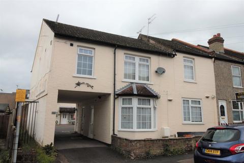 1 bedroom house to rent, Holywell Road, West Watford