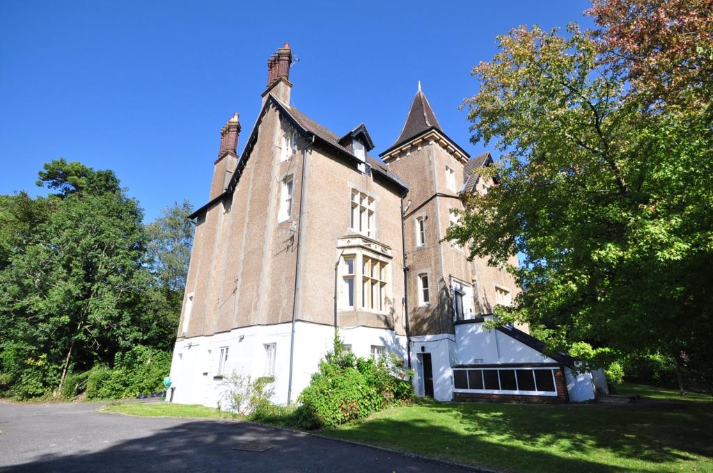 Raglan Road Reigate RH2 2 bed apartment £1,100 pcm (£254 pw)