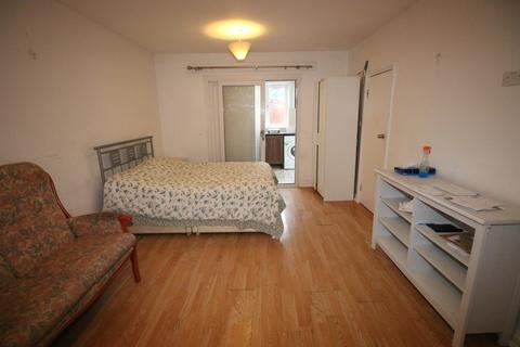 Studio to rent - Imperial Road, FELTHAM, Middlesex, TW14