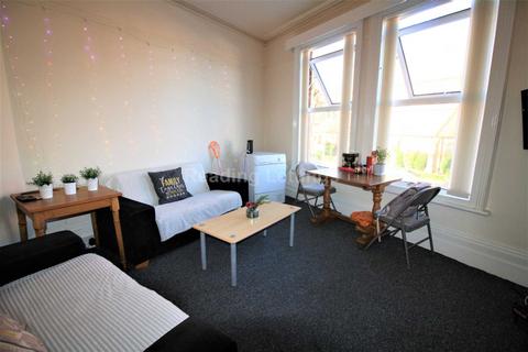 4 bedroom flat to rent, Erleigh Road - ALL BILLS INCLUDED